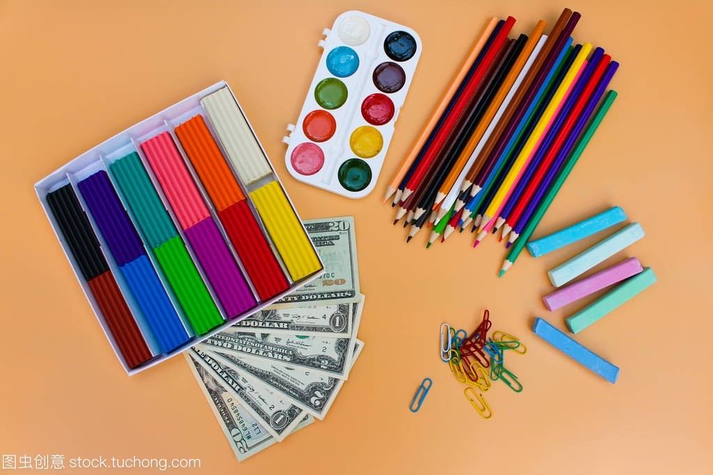 學校用品和美元。概念是買文具的對象。頂視圖