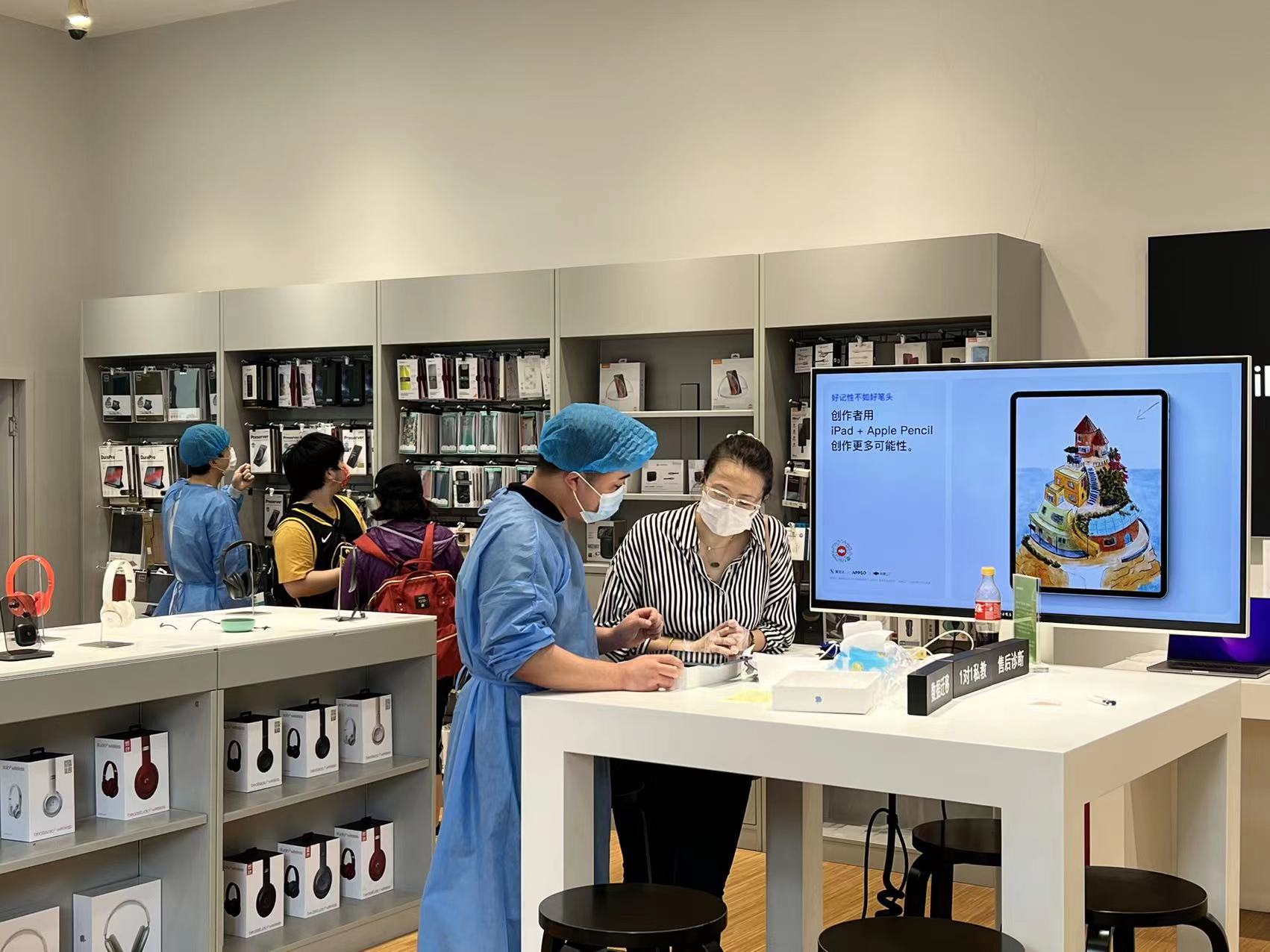 南京路商圈,陸家嘴商圈多家商場今天回歸,美妝,運動,電子產(chǎn)品都有!